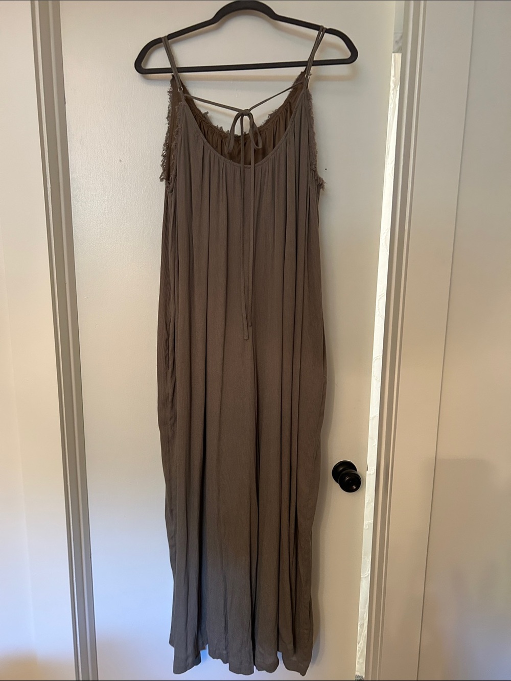 Sleeveless Flowing jumpsuit in olive green - Picture 4 of 6